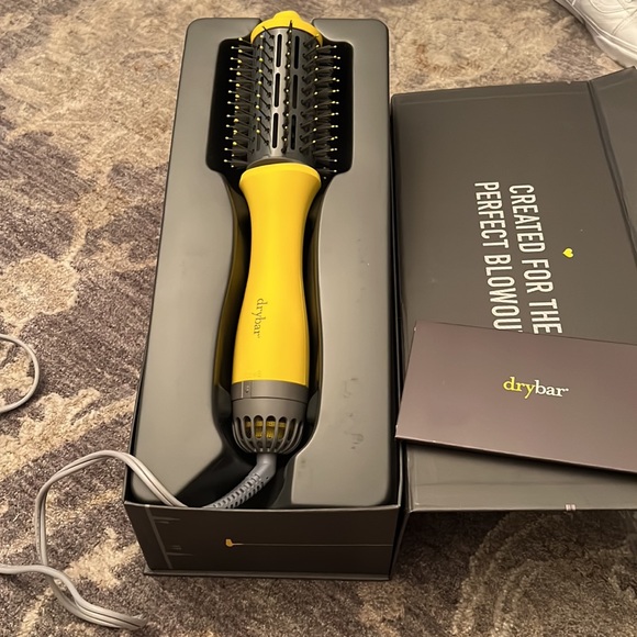 The Single Shot Round Blow-Dryer Brush main image 5